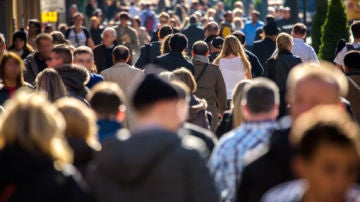 multitud de personas andando por la calle