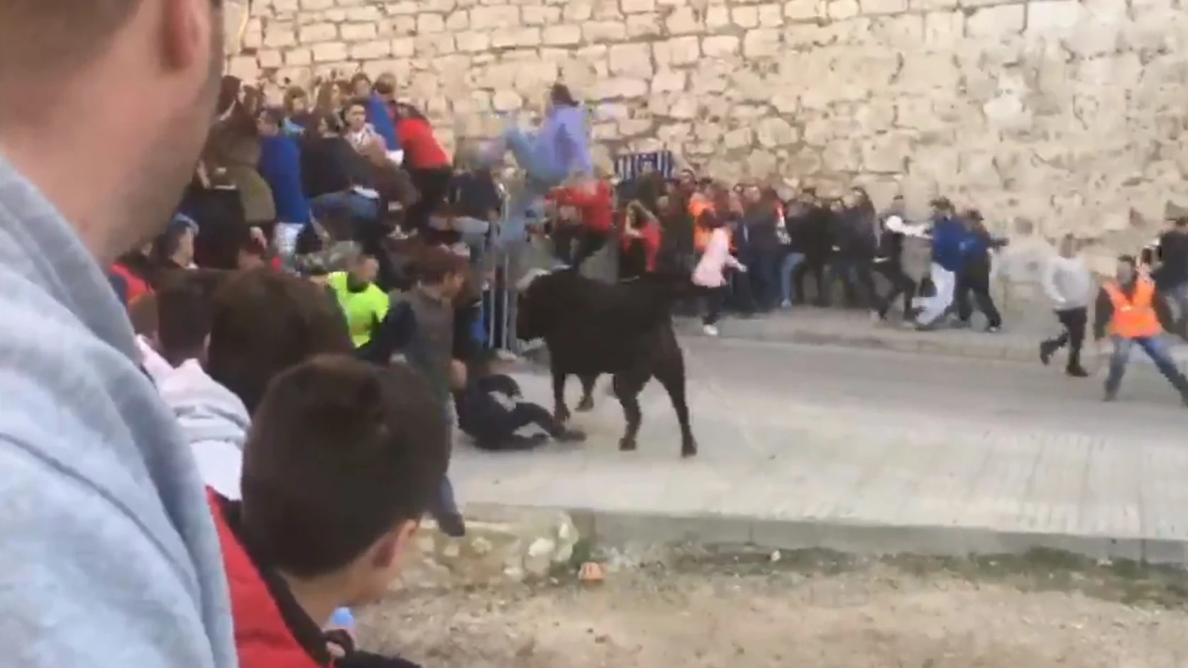 Un toro embiste a un hombre en Ontinyent