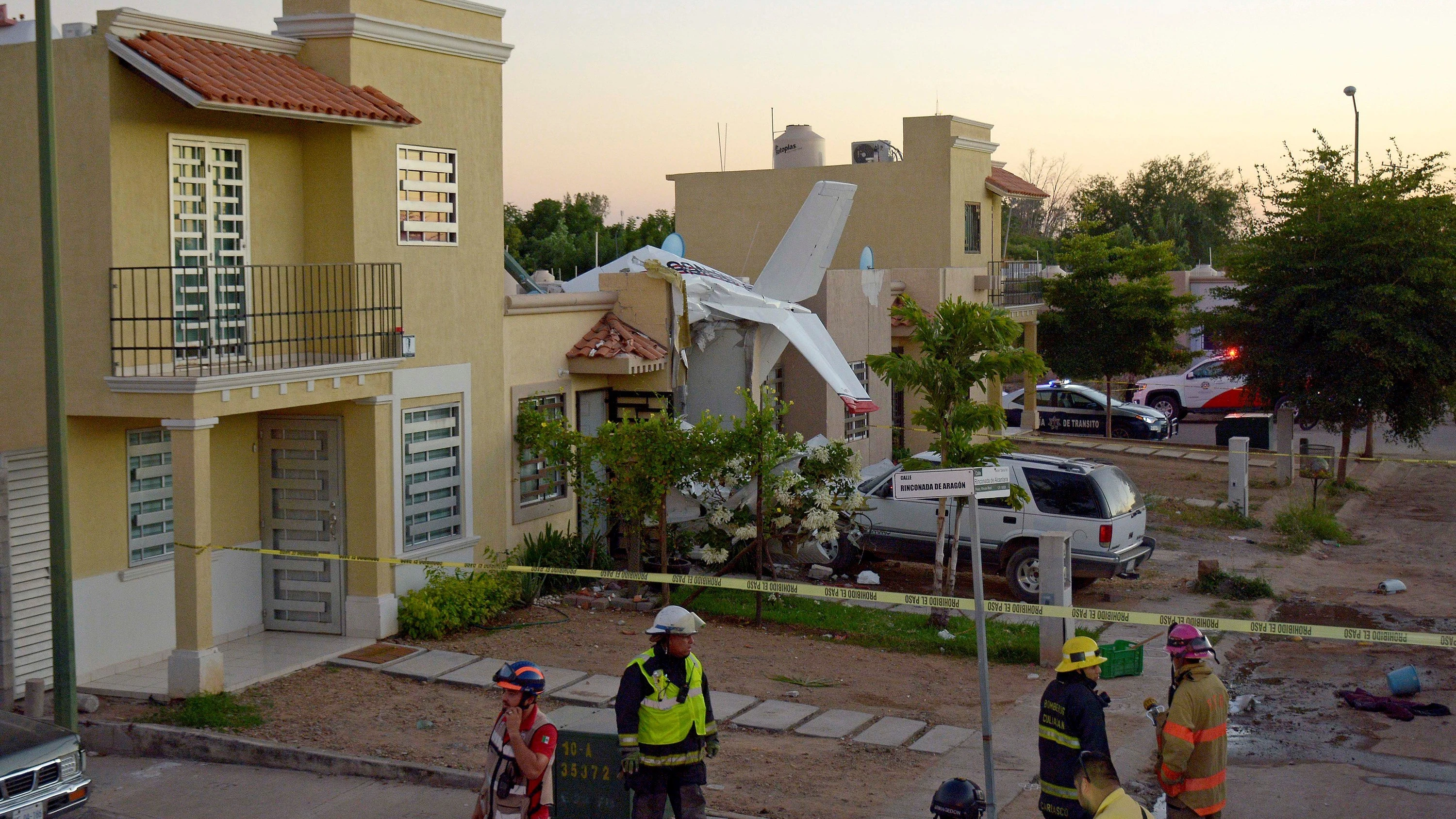 Miembros del cuerpo de Bomberos inspeccionan la zona del accidente