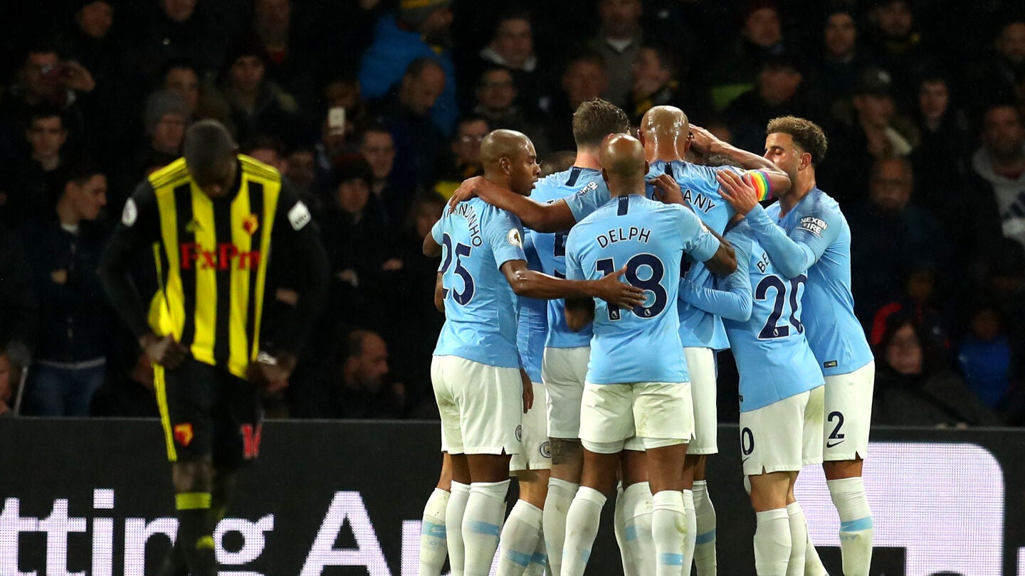 Los futbolistas del Manchester CIty celebran el gol