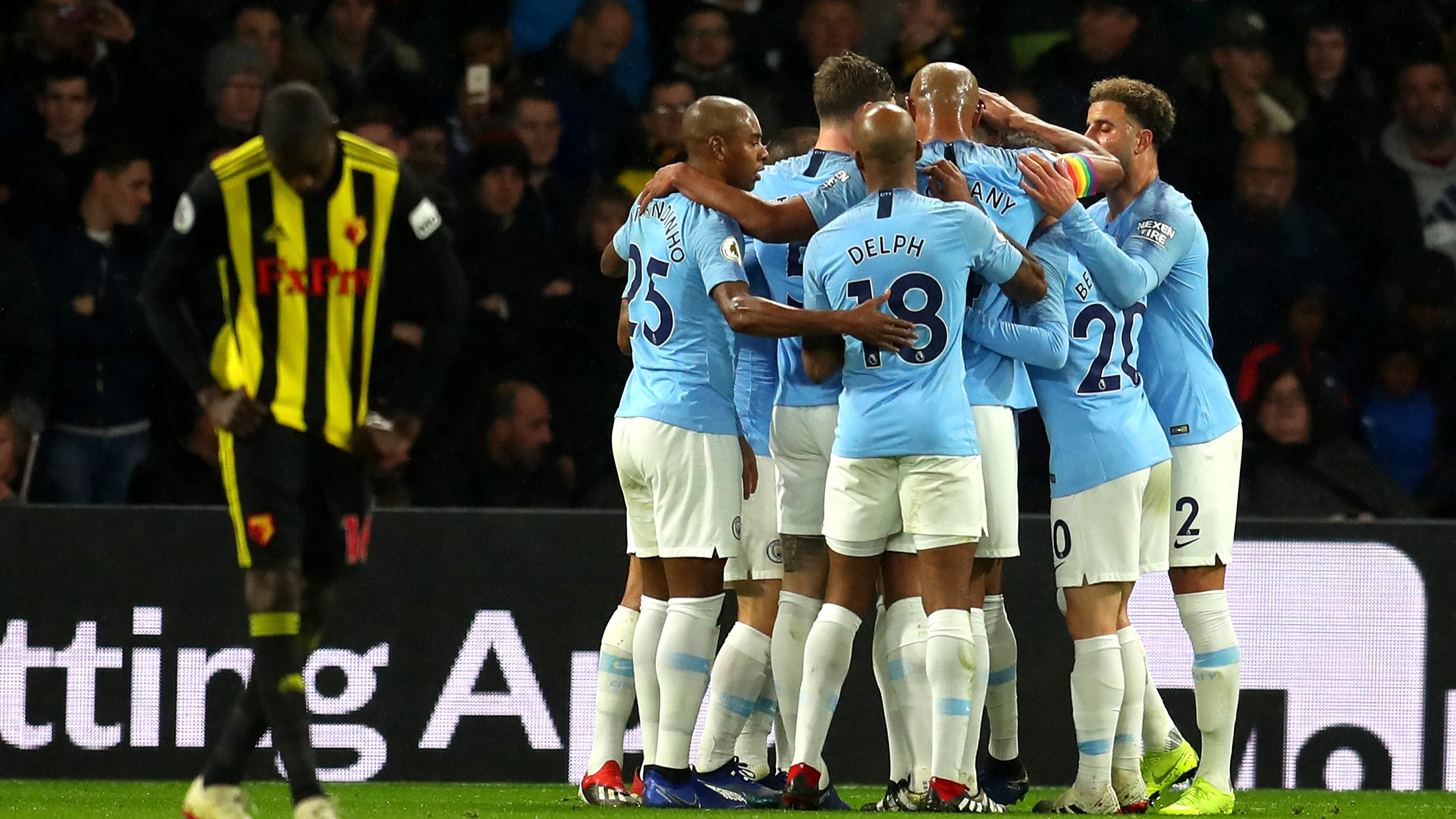 Los futbolistas del Manchester CIty celebran el gol