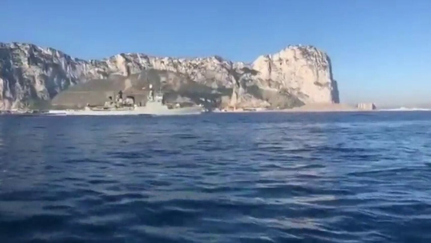 Un barco de la Armada espa&ntilde;ola pone el himno espa&ntilde;ol a todo volumen al pasar por Gibraltar