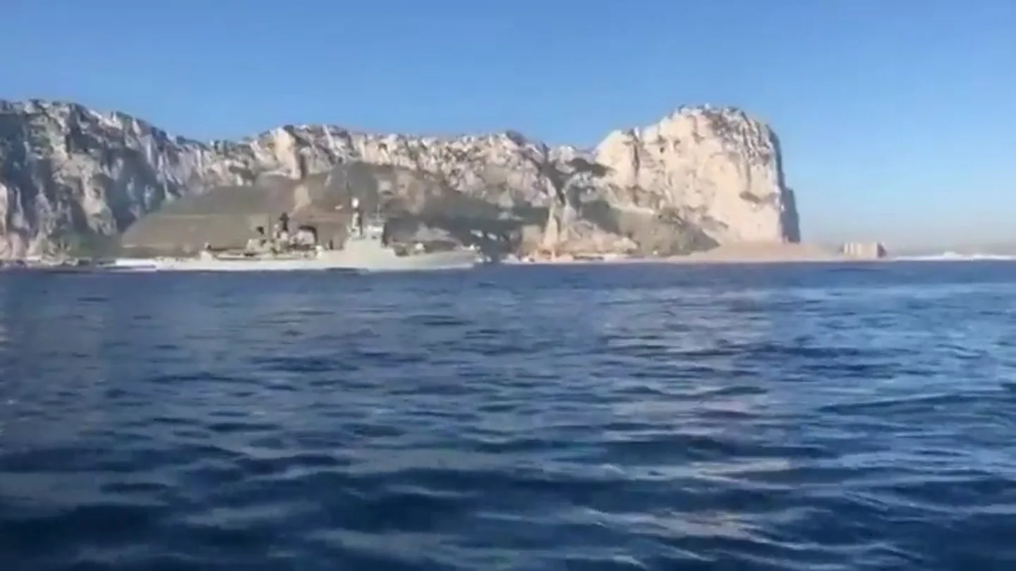 Un barco de la Armada española pone el himno español a todo volumen al pasar por Gibraltar Un barco de la Armada española pone el himno español a todo volumen al pasar por Gibraltar
