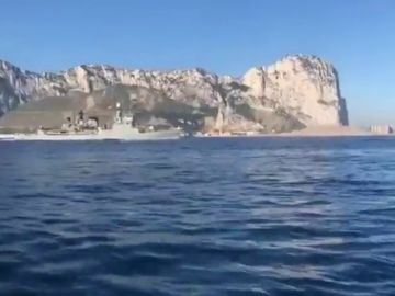 Un barco de la Armada española pone el himno español a todo volumen al pasar por Gibraltar Un barco de la Armada española pone el himno español a todo volumen al pasar por Gibraltar