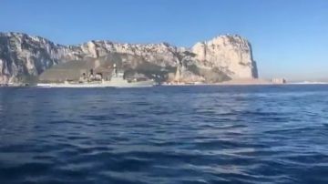 Un barco de la Armada española pone el himno español a todo volumen al pasar por Gibraltar