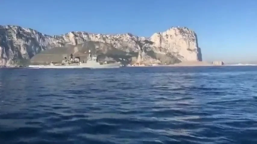 Un barco de la Armada española pone el himno español a todo volumen al pasar por Gibraltar