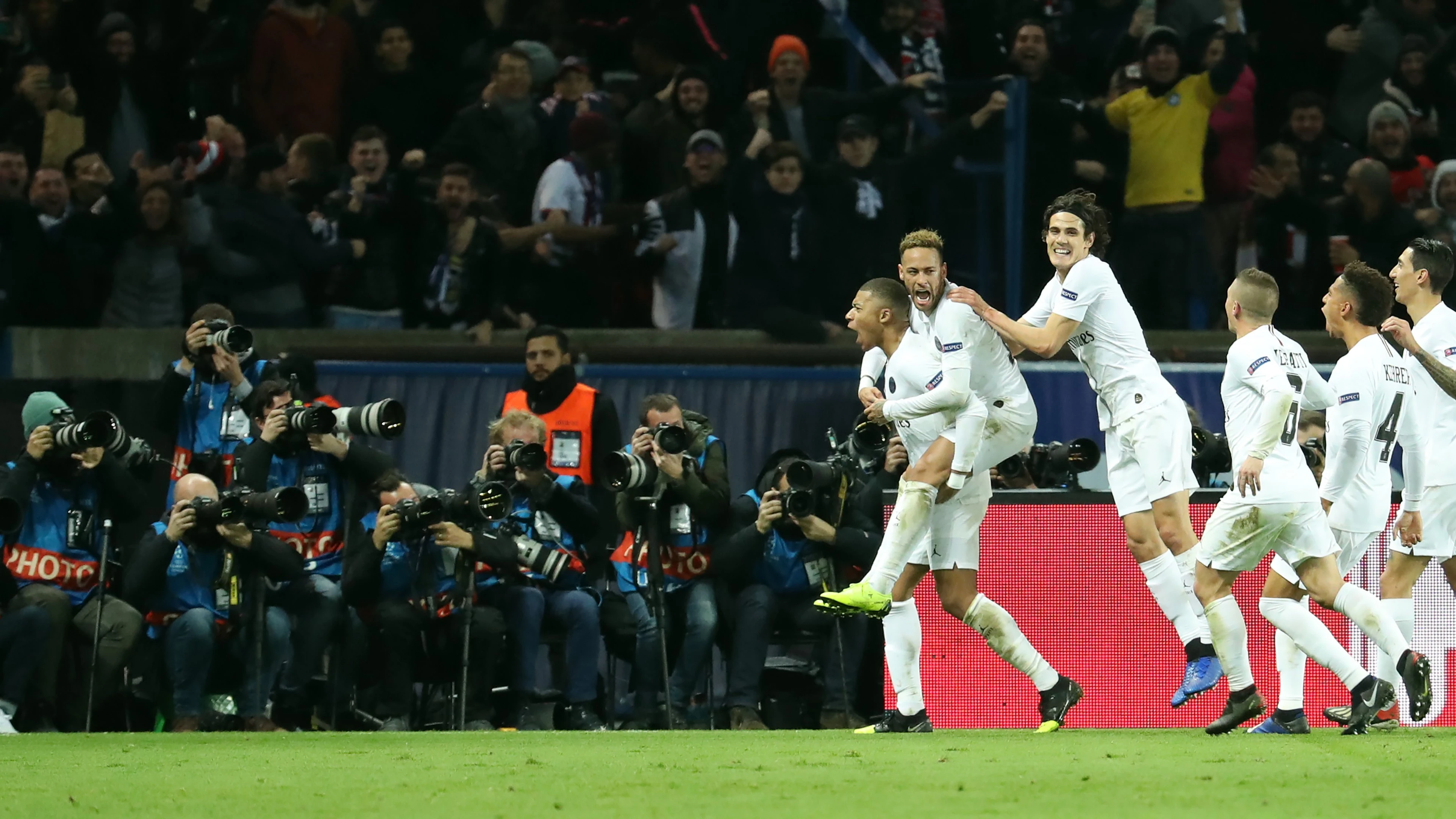 Los jugadores del PSG celebran un gol de Mbappé