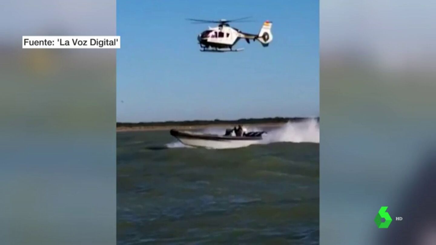 Un helic&oacute;ptero persigue a una narcolancha desde Sevilla hasta Sanl&uacute;car
