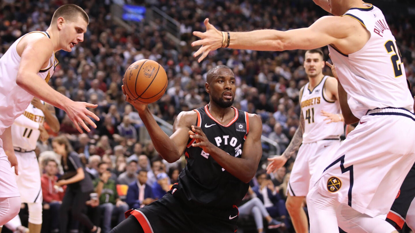 Los Nuggets de Juancho Hernang&oacute;mez se impusieron a los Raptors de Ibaka
