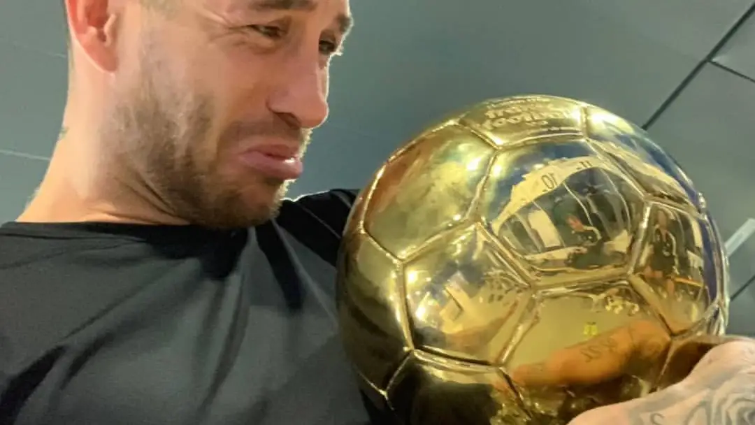 Sergio Ramos, con el Balón de Oro de Modric