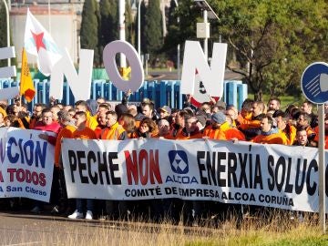 Trabajadores de Alcoa se desplazan a San Cibrao (Lugo) para protestar contra el Expediente de Regulación de Empleo (ERE) de la empresa Trabajadores de Alcoa se desplazan a San Cibrao (Lugo) para protestar contra el Expediente de Regulación de Empleo (ERE) de la empresa