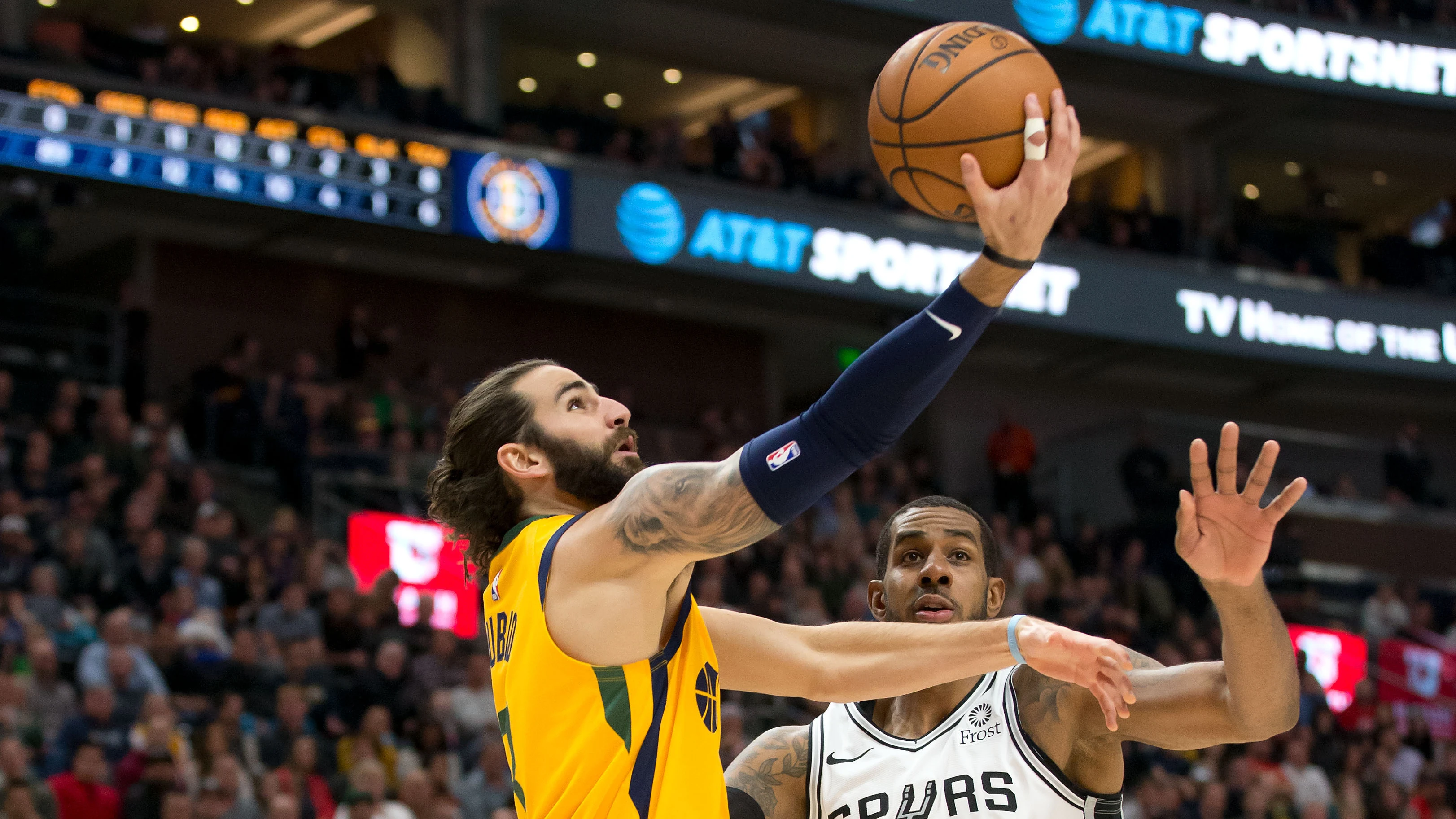 Ricky Rubio realiza una bandeja ante los Spurs