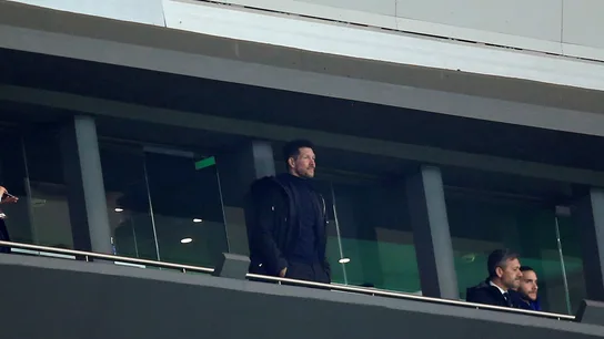 Simeone ve el partido del Atlético desde la grada Simeone ve el partido del Atlético desde la grada