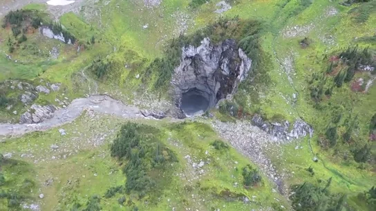 Descubren una enorme cueva en un parque nacional de Canadá: tiene 60 metros de ancho y más de 100 de largo Descubren una enorme cueva en un parque nacional de Canadá: tiene 60 metros de ancho y más de 100 de largo