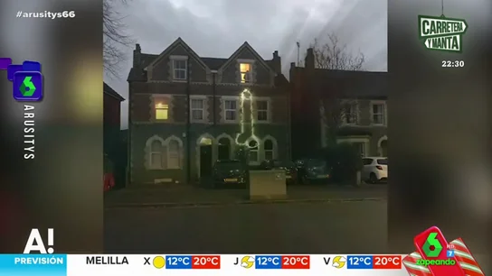 Así es la polémica decoración navideña de un piso de estudiantes que escandaliza a sus vecinos Así es la polémica decoración navideña de un piso de estudiantes que escandaliza a sus vecinos