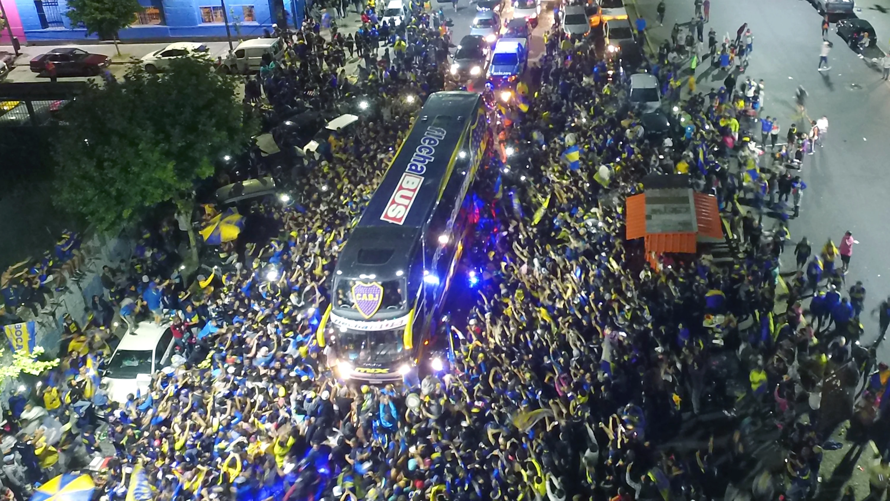 El autobús de Boca Juniors camino al aeropuerto para viajar a Madrid