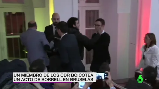 Un miembro de los CDR boicotea un acto de Josep Borrell Un miembro de los CDR boicotea un acto de Josep Borrell
