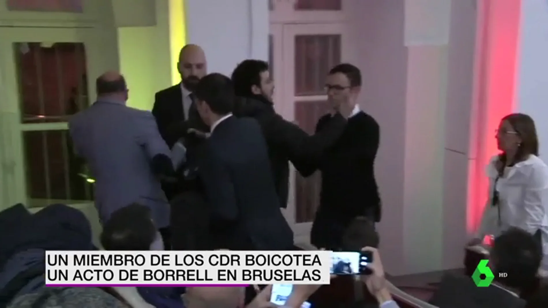 Un miembro de los CDR boicotea un acto de Josep Borrell