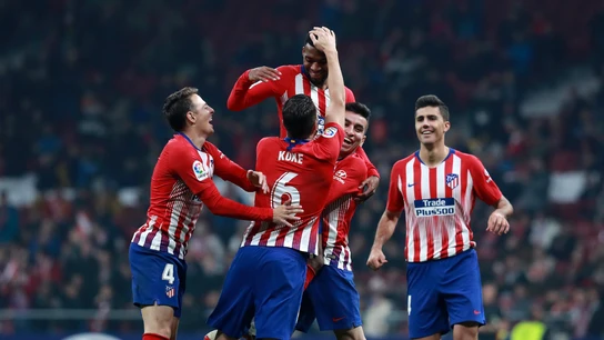 Los jugadores del Atlético felicitan a Lemar tras su gol Los jugadores del Atlético felicitan a Lemar tras su gol