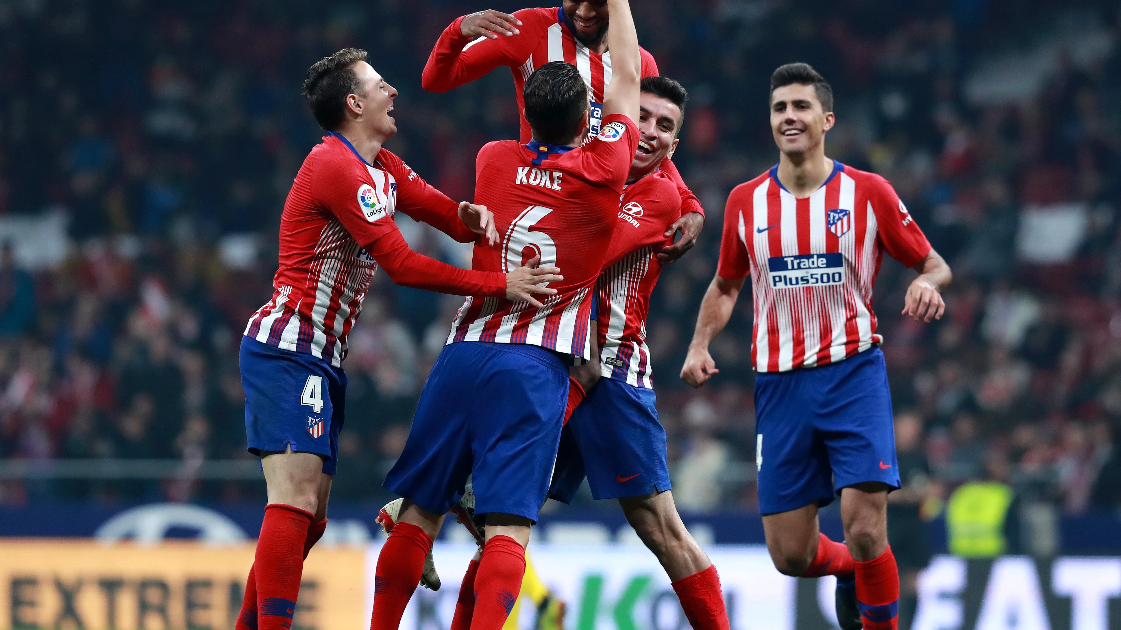 Los jugadores del Atlético felicitan a Lemar tras su gol