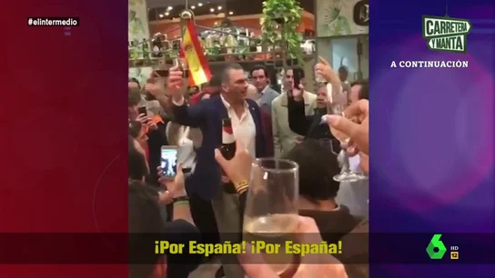Dani Mateo alucina con el discurso de Javier Ortega Smith: "Han venido a traer aires nuevos, concretamente, aires del Siglo de Oro" Dani Mateo alucina con el discurso de Javier Ortega Smith: "Han venido a traer aires nuevos, concretamente, aires del Siglo de Oro"