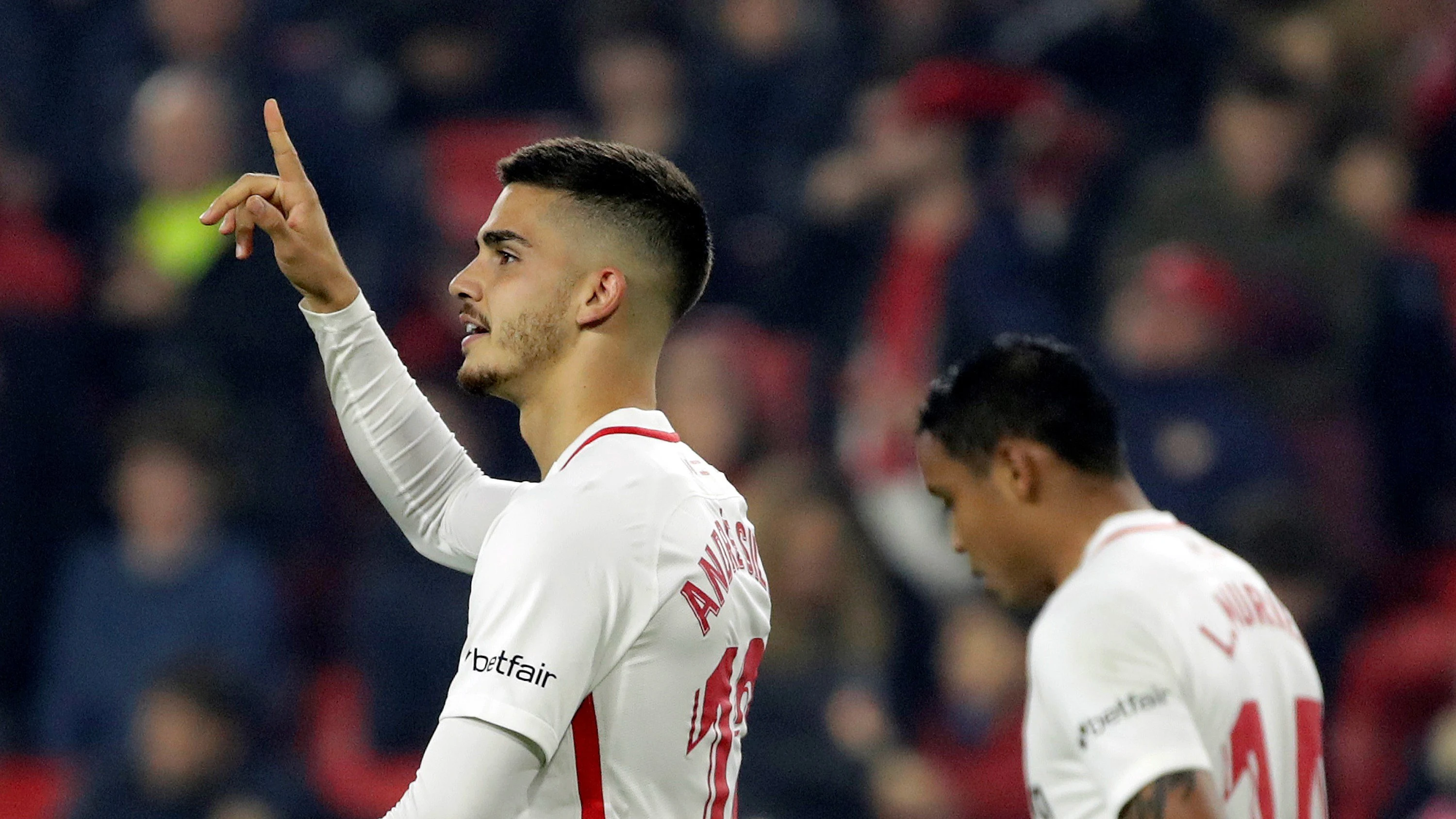 André Silva celebra uno de sus goles con el Sevilla