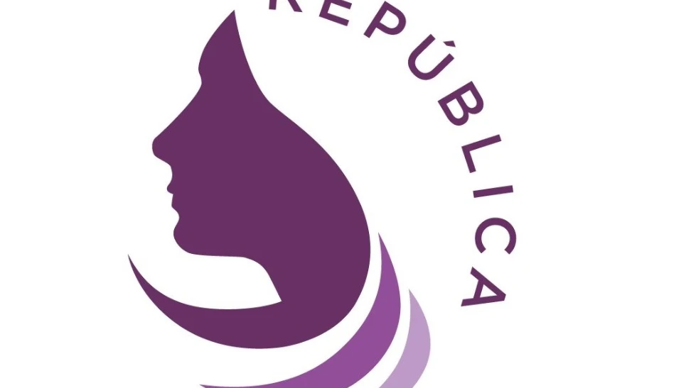 Podemos exhibirá su república ante el rey: un rostro de mujer de color morado