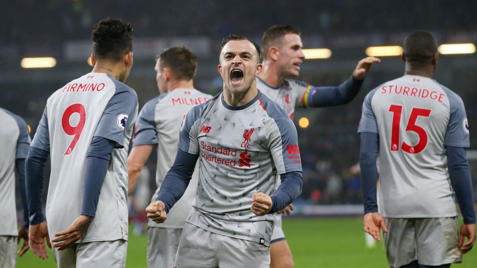 Shaqiri mira a los aficionados del Liverpool para celebrar su gol