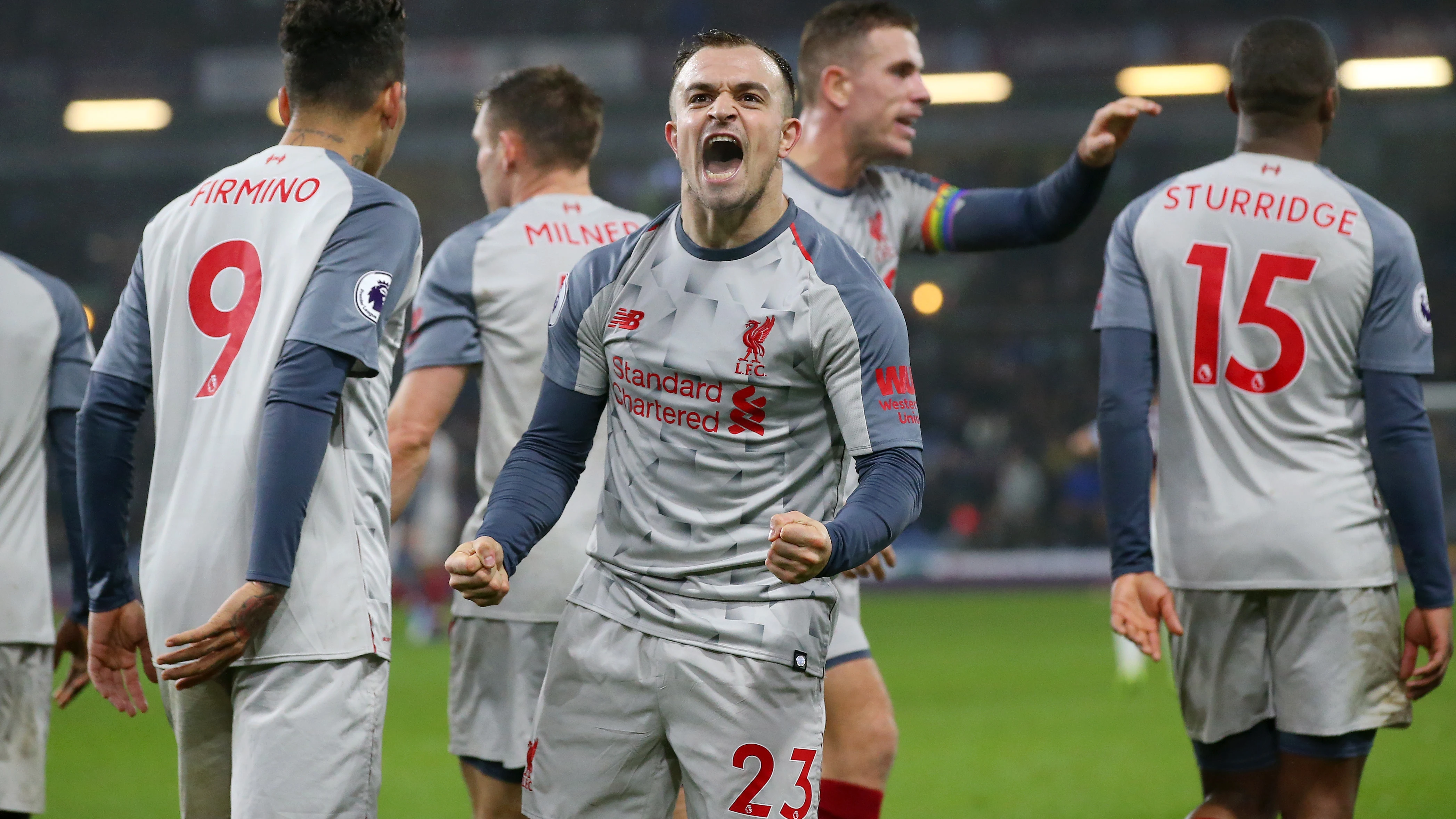 Shaqiri mira a los aficionados del Liverpool para celebrar su gol