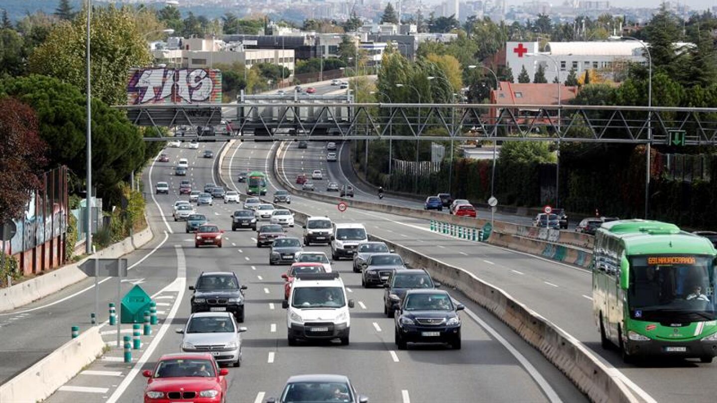 Tr&aacute;fico denso en una carretera (A-6) a la salida de Madrid