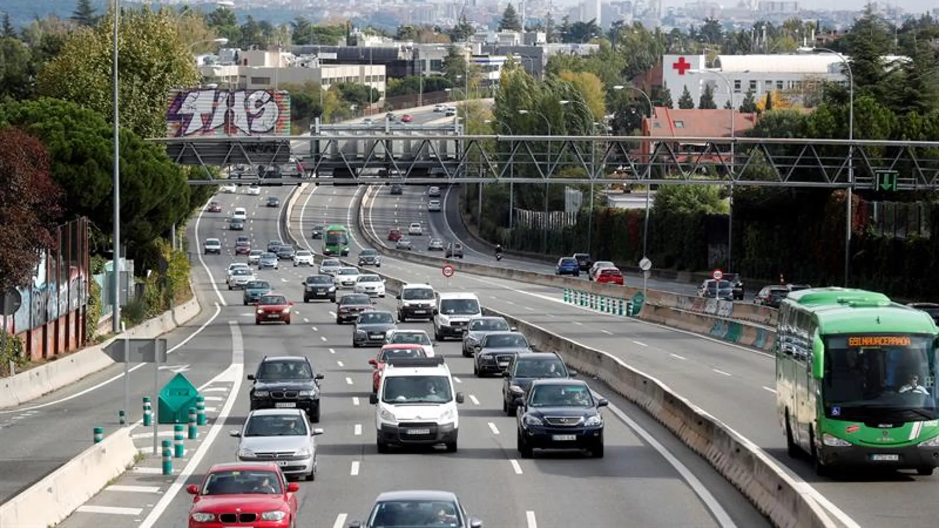Tráfico denso en una carretera (A-6) a la salida de Madrid