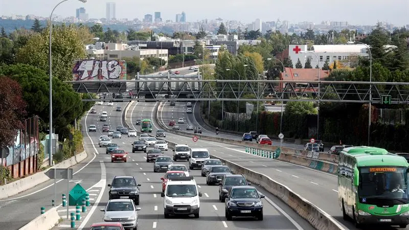 Tráfico denso en una carretera (A-6) a la salida de Madrid