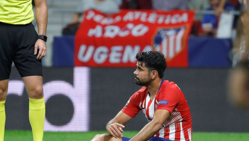 Diego Costa se duele en el suelo