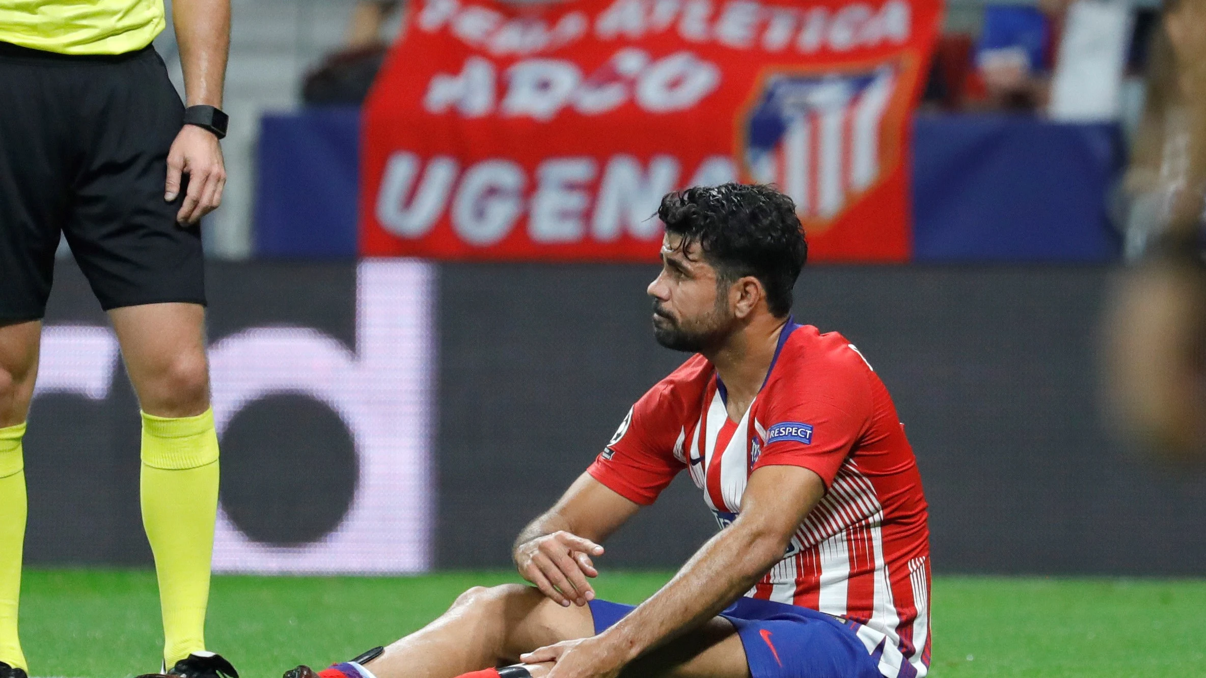 Diego Costa se duele en el suelo