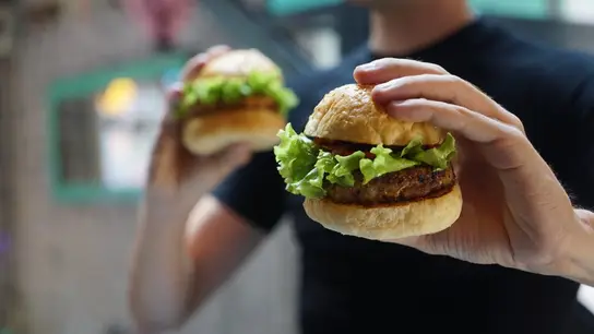 Ojo con esa hamburguesa si estás estresado. Mejor no te la comas.