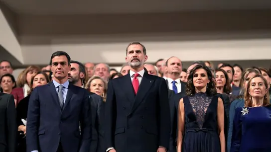 Los reyes Felipe y Letizia junto al presidente del Gobierno, Pedro Sánchez Los reyes Felipe y Letizia junto al presidente del Gobierno, Pedro Sánchez