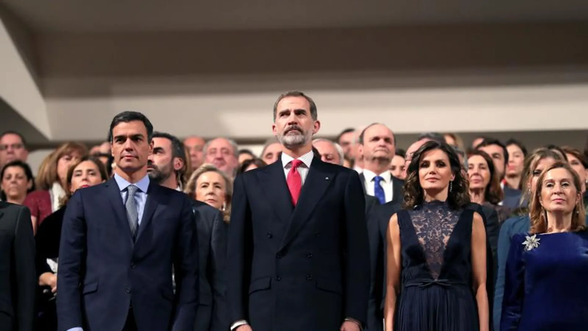 Los reyes Felipe y Letizia junto al presidente del Gobierno, Pedro Sánchez