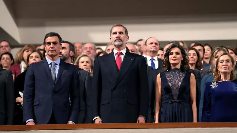 Los reyes Felipe y Letizia junto al presidente del Gobierno, Pedro Sánchez