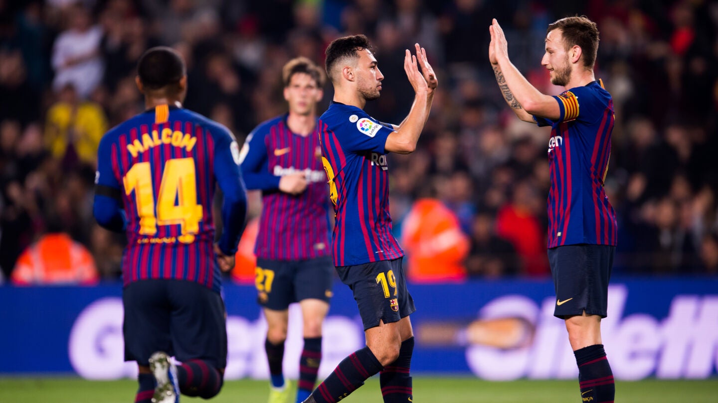 Los jugadores del Bar&ccedil;a celebran el gol en el Camp Nou