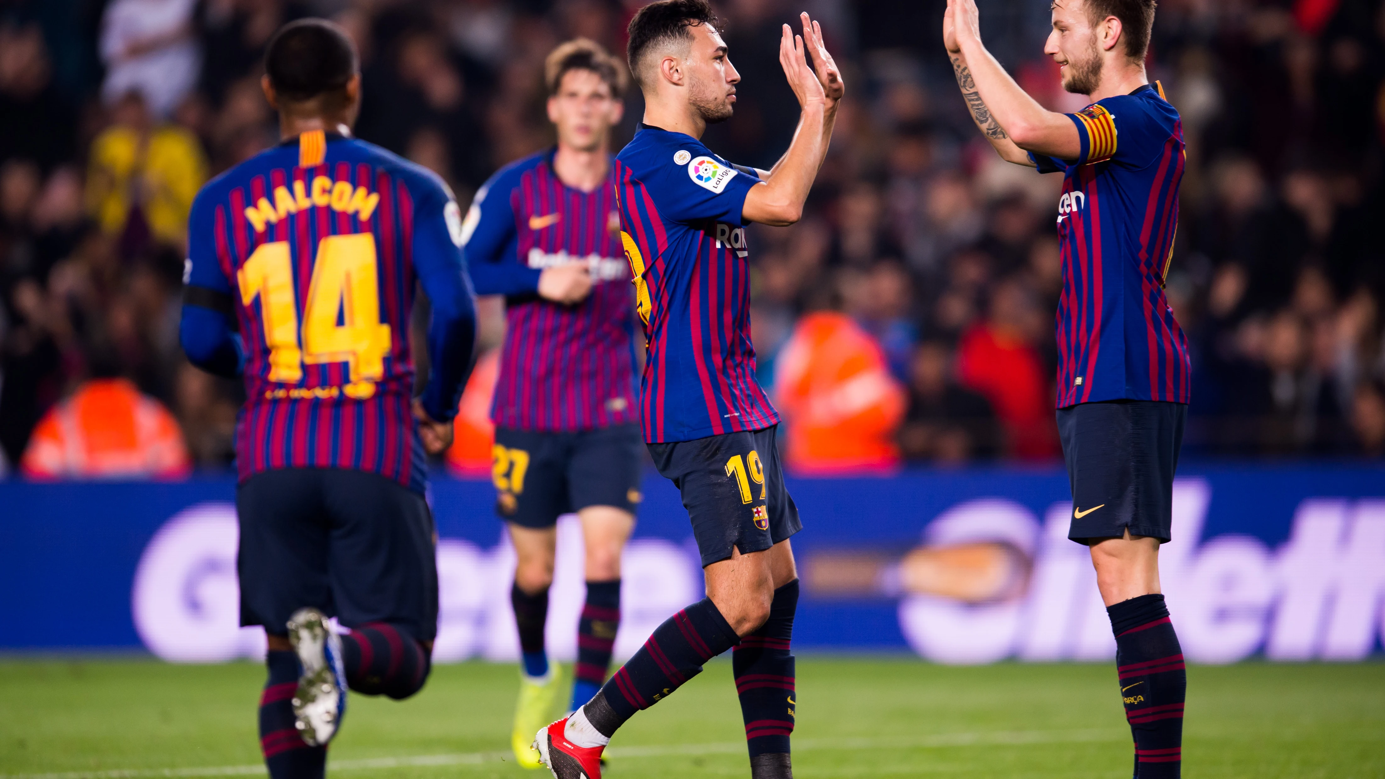 Los jugadores del Barça celebran el gol en el Camp Nou