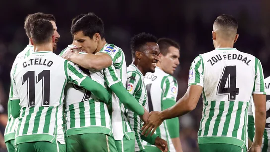 Los futbolistas del Betis se felicitan tras el gol Los futbolistas del Betis se felicitan tras el gol