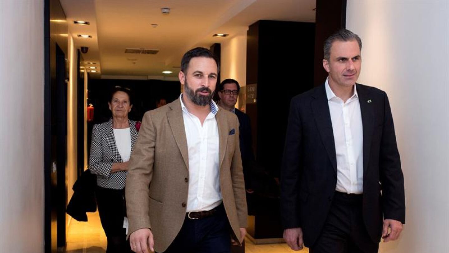 El l&iacute;der de Vox, Santiago Abascal, acompa&ntilde;ado por el secretario general del partido, Javier Ortega