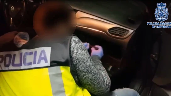 Un agente de la Policía Nacional de Elche abre el compartimento de un coche en el que se oculta droga Un agente de la Policía Nacional de Elche abre el compartimento de un coche en el que se oculta droga
