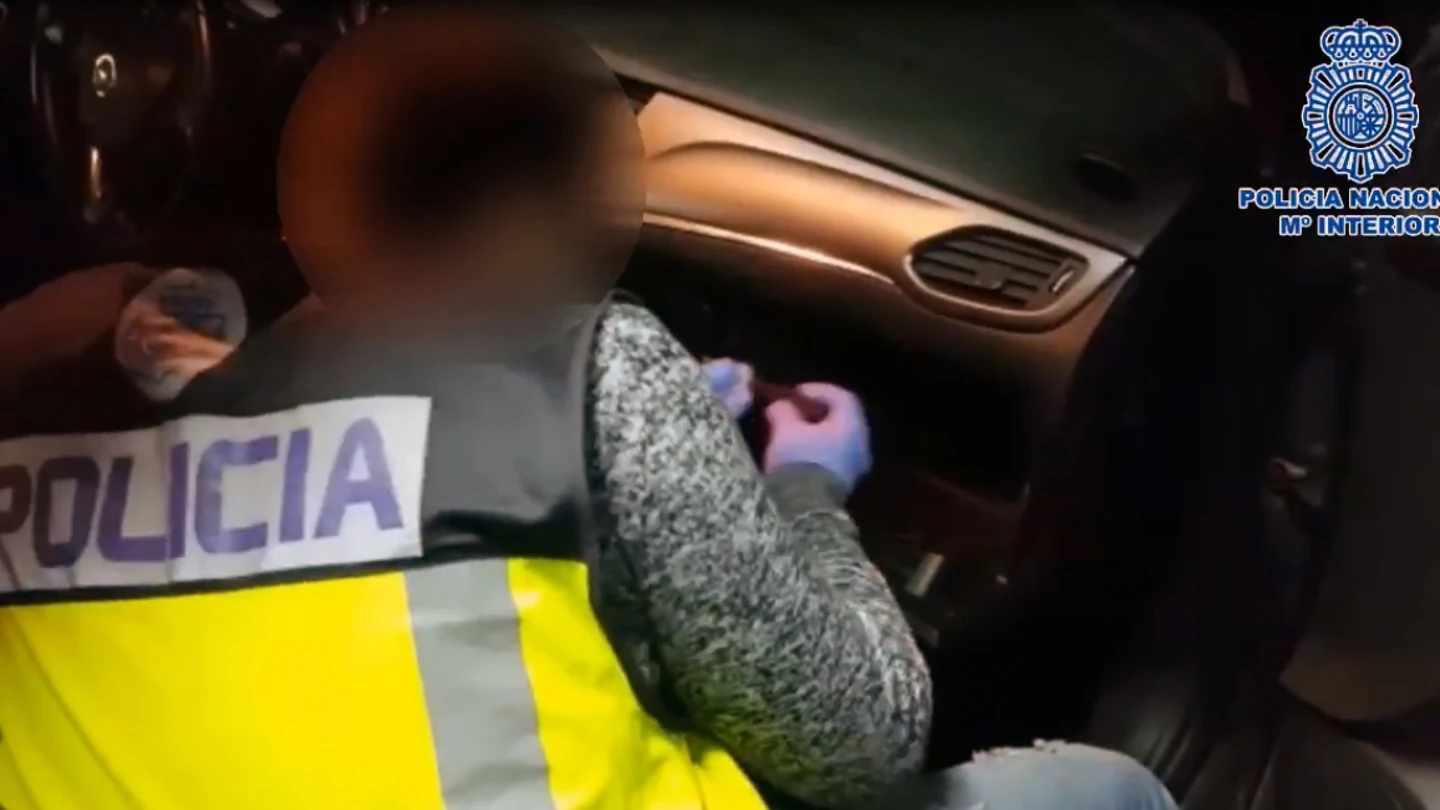 Un agente de la Policía Nacional de Elche abre el compartimento de un coche en el que se oculta droga Un agente de la Policía Nacional de Elche abre el compartimento de un coche en el que se oculta droga