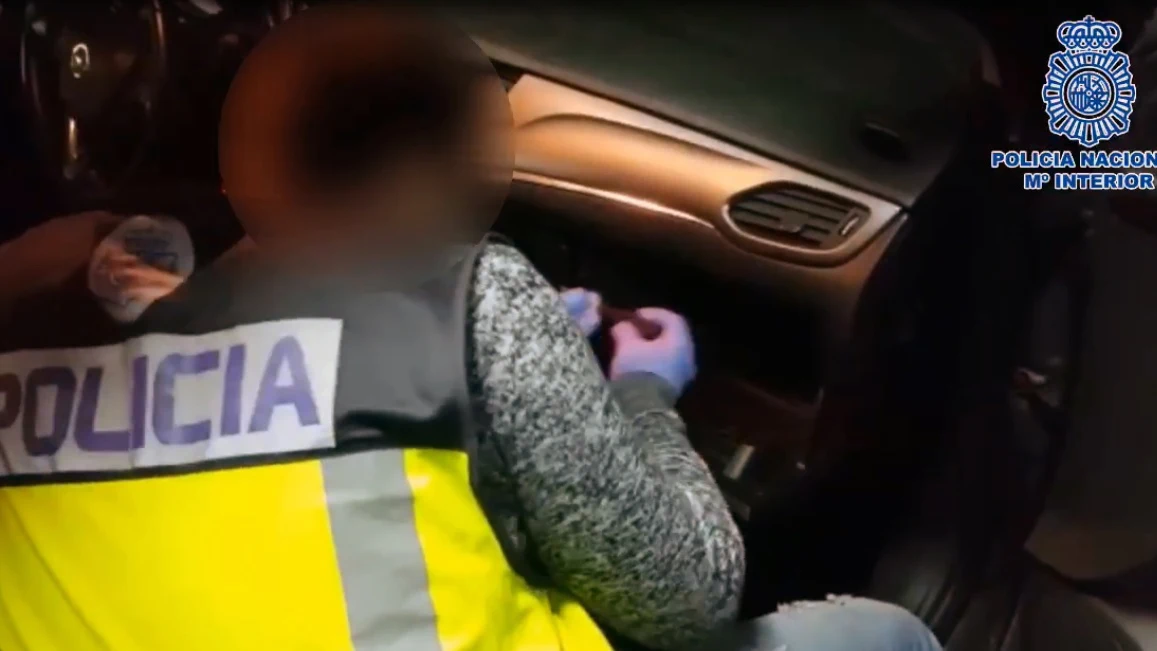 Un agente de la Policía Nacional de Elche abre el compartimento de un coche en el que se oculta droga