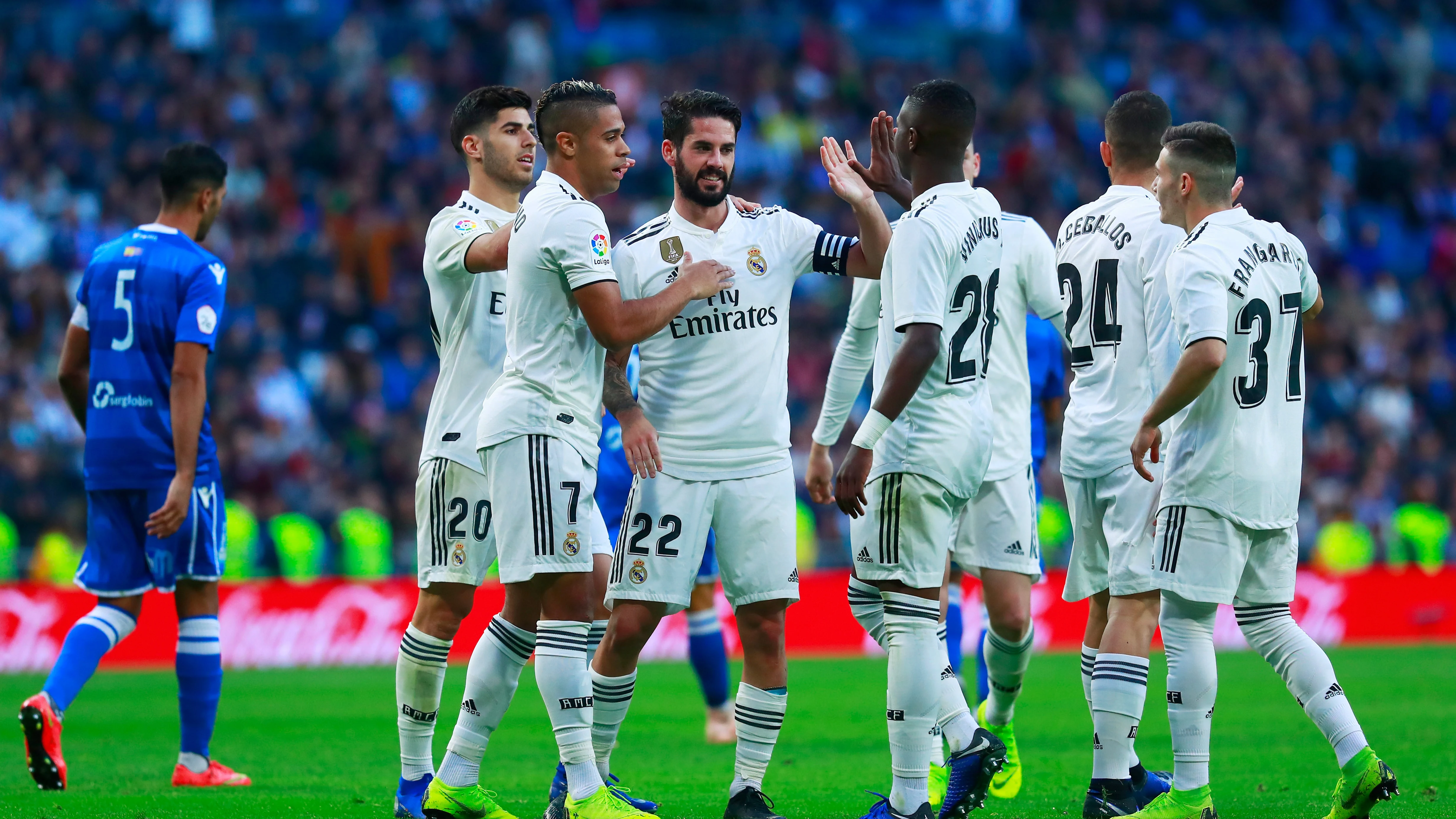 Los futbolistas del Real Madrid celebran un gol