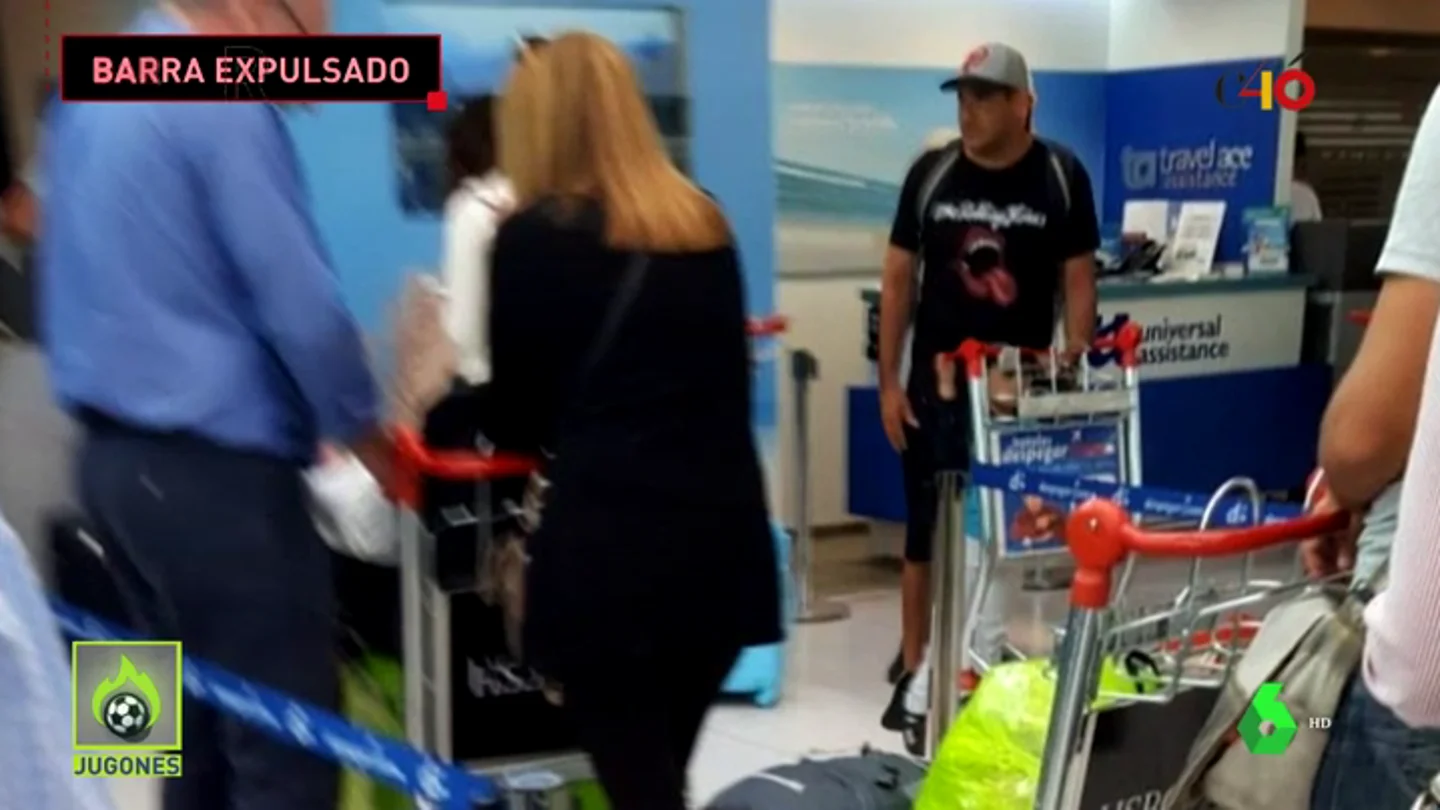 Detienen en Barajas y deportan a Argentina a uno de los cabecillas de los 'barras bravas' de Boca Detienen en Barajas y deportan a Argentina a uno de los cabecillas de los 'barras bravas' de Boca