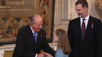 El Rey emérito Juan Carlos I, la princesa de Asturias, Leonor de Borbón, y el Rey Felipe VI