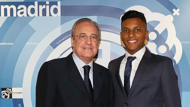 Florentino Pérez y Rodrygo, en el Bernabéu