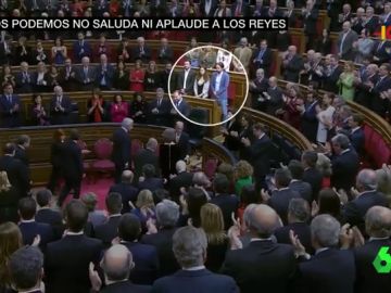 Los diputados de Unidos Podemos no aplauden al rey en el Congreso Los diputados de Unidos Podemos no aplauden al rey en el Congreso